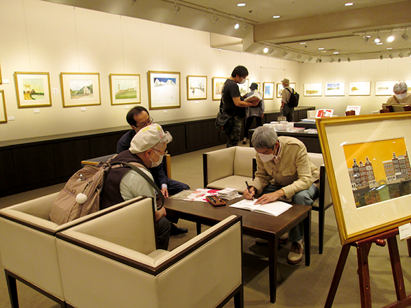 長男大場伸之氏にサインを求めるファン